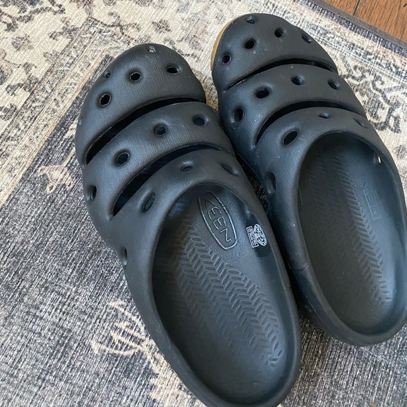 Keen Shoes Keen Mens Yogui Black Slipon Clog Euc Size Poshmark